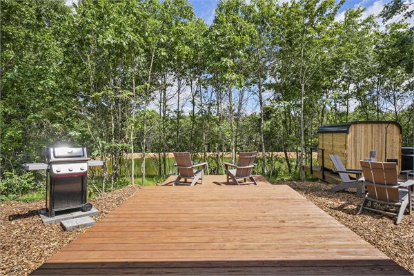 The Ridge private deck and outdoor seating