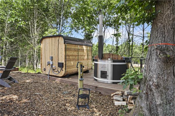 The Ridge private hot tub and Finnish sauna area